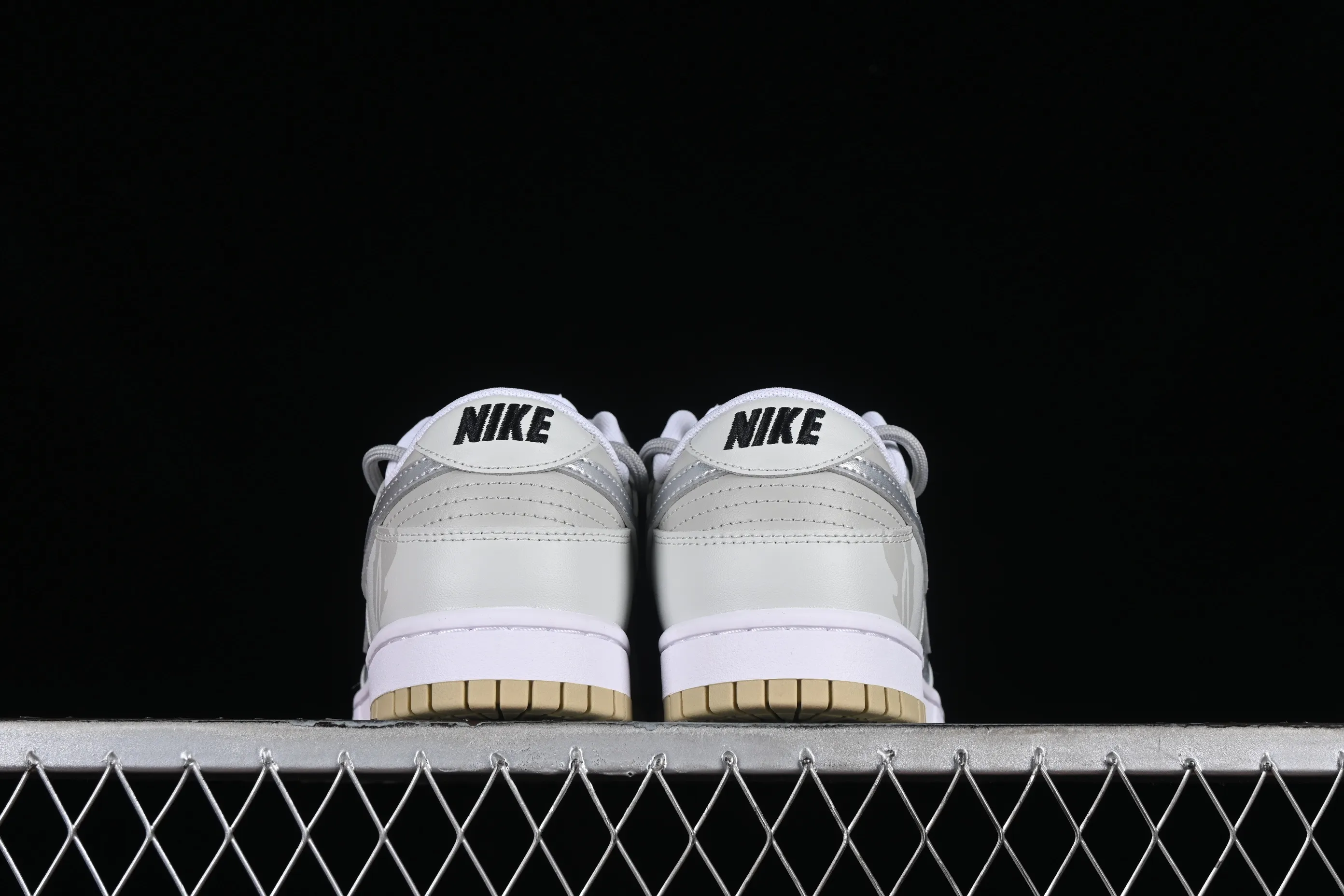 All categories Nk SB Dunk series Nk SB Dunk Low low-top sneakers Nk Dunk Low Year of the Dragon limited edition Yinlong silk patch SB strap low-top casual sneakers DV0833-100